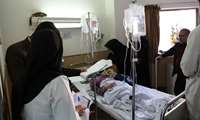 عیادت معاون آموزشی، رئیس دانشکده پزشکی و مدیر گروه اطفال از دانشجوی بستری 